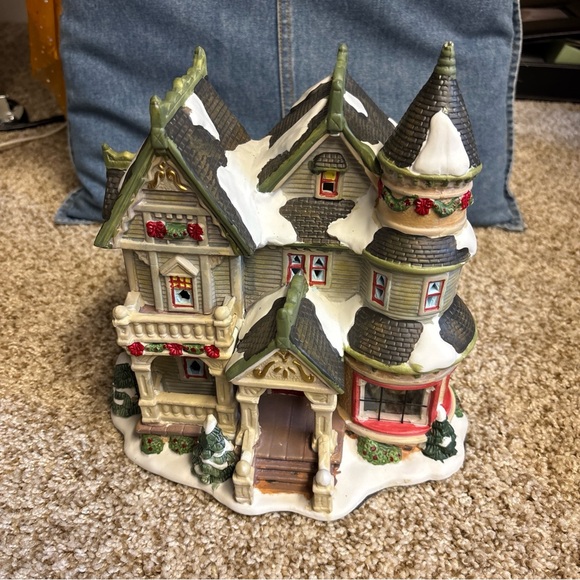 Santa’s Workbench Valleyview Manor light up Christmas village house - Picture 2 of 8